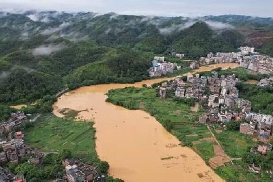 Trung Quốc kích hoạt ứng phó khẩn cấp trước nguy cơ bão và mưa lũ tại miền Nam