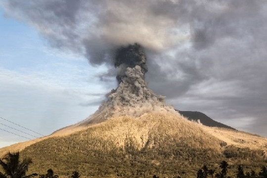 Indonesia đối mặt nguy cơ kép từ hoạt động núi lửa và El Nino