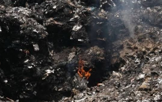 Hỏa hoạn kéo dài tại bãi rác ở Indonesia, khói độc khiến nhiều người nhập viện