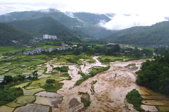 Hoàn lưu bão số 1 gây thiệt hại tại Sơn La, nhiều tuyến đường bị đất đá vùi lấp