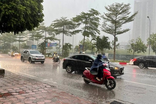 Miền Bắc oi nóng ban ngày, chiều tối xuất hiện mưa dông cục bộ