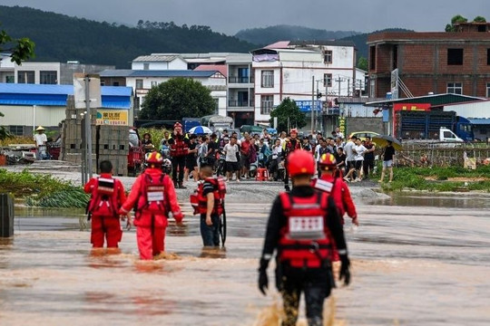 Trung Quốc tăng cường cứu trợ, ứng phó thiên tai tại nhiều địa phương