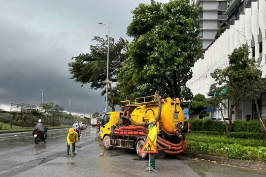 Mưa lớn gây ngập cục bộ, Hà Nội khẩn trương vận hành hệ thống tiêu thoát nước