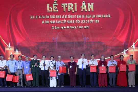 Phó Thủ tướng Thường trực Chính phủ Phạm Gia Túc dự Lễ tri ân các liệt sĩ Đại đội Pháo binh 45 Hà Tĩnh