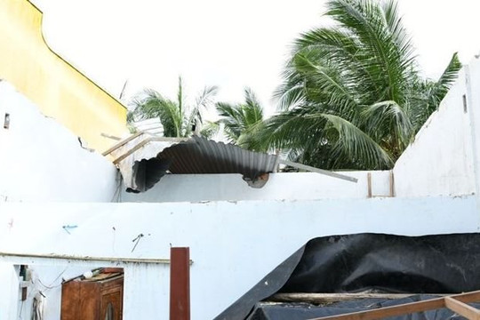 Lốc xoáy tại Cần Thơ làm 15 căn nhà tốc mái, nhiều công trình hư hỏng