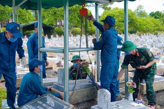 Lấy mẫu 1.952 phần mộ liệt sĩ tại Nghĩa trang liệt sĩ Vĩnh Linh