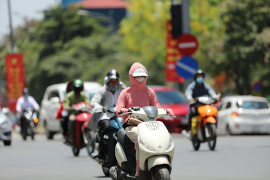 Hà Nội và nhiều nơi ở miền Bắc nắng nóng, nhiệt độ có nơi vượt 36 độ C