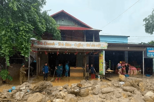 Mưa lớn ở Lào Cai cuốn hàng trăm tấn đất đá xuống khu dân cư