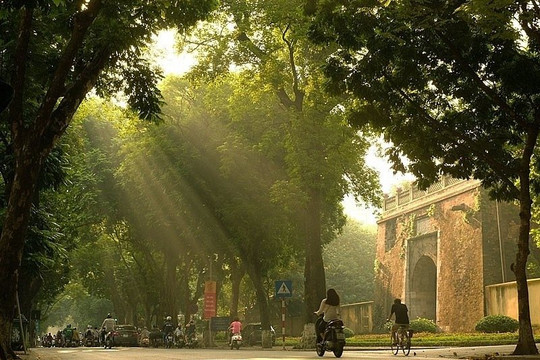 Dự báo thời tiết Hà Nội ngày 18/7/2026: Đêm có mưa rào, ngày nắng