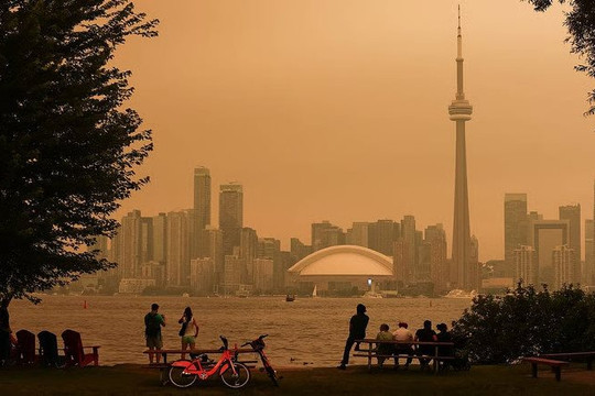 Hơn 100 vụ cháy rừng bao trùm Canada, Toronto ô nhiễm không khí tồi tệ nhất thế giới