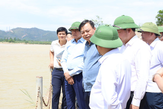 Thứ trưởng Bộ Nông nghiệp và Môi trường kiểm tra thực địa, nghe báo cáo phương án Dự án Đập sông Lam