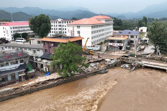 Mưa lớn, lũ lụt diễn biến phức tạp tại Trung Quốc và Ấn Độ