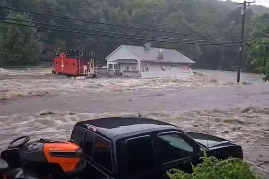 Mưa cực đoan gây lũ quét tại West Virginia (Mỹ)
