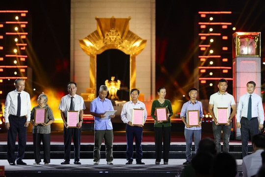 Cầu truyền hình ‘Sao sáng dẫn đường’: Tôn vinh và tri ân sự hy sinh cao cả của các Anh hùng liệt sĩ