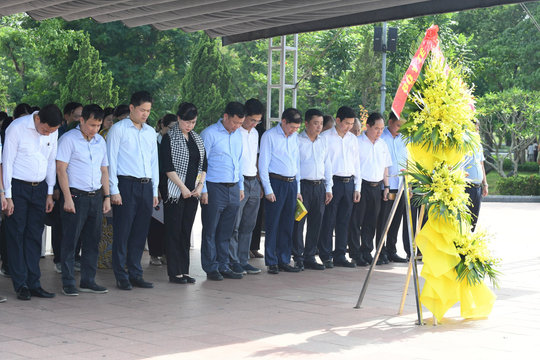 Đoàn công tác Bộ Y tế tri ân anh hùng, liệt sĩ, gia đình chính sách tại các tỉnh miền Trung