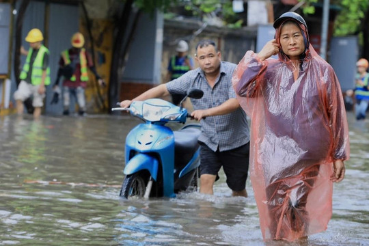 Hà Nội: Lượng mưa vượt khả năng tiêu thoát khiến nhiều điểm ngập sâu