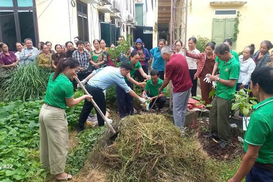 Nông dân Nghệ An học cách làm phân hữu cơ, thúc đẩy nông nghiệp xanh