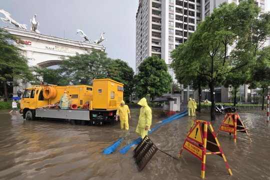 Hà Nội vận hành hàng loạt trạm bơm ứng phó mưa lớn, nhiều điểm ngập nhanh chóng được xử lý
