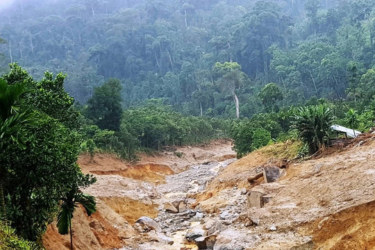 Mưa lớn kéo dài ở Bắc Bộ, Thanh Hóa, Nghệ An, nguy cơ lũ quét và sạt lở đất gia tăng