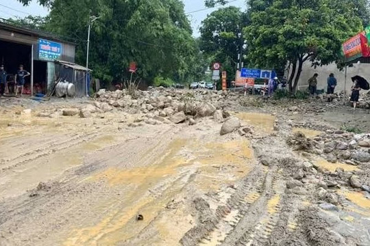 Mưa kéo dài gây sạt lở nghiêm trọng tại nhiều địa phương ở Lào Cai