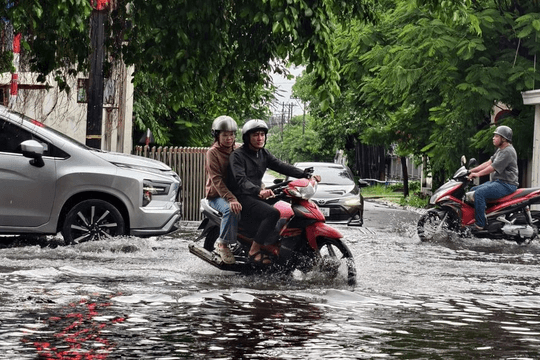 TP.HCM mưa dông diện rộng, nhiều tuyến đường ngập cục bộ