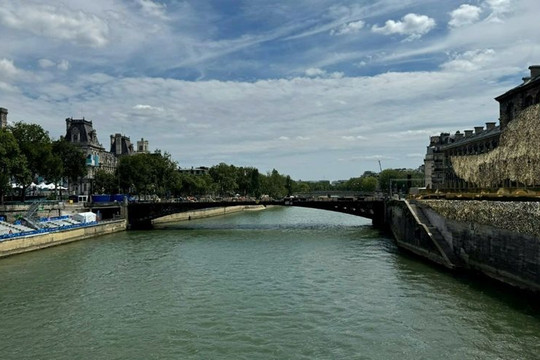 Paris dùng nước sông Seine làm “điều hòa” chống nắng nóng cực đoan