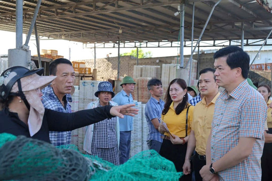 PCT Thường trực Ủy ban MTTQ Việt Nam tỉnh Nghệ An thăm, động viên ngư dân sau vụ cháy 5 tàu cá