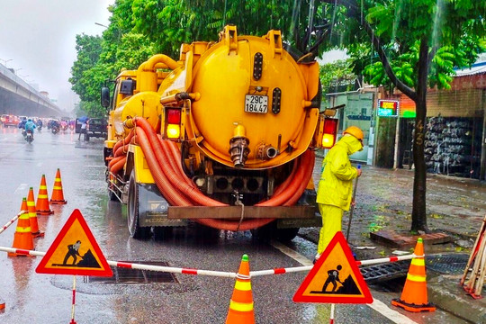 Hà Nội huy động khoảng 200 xe hút, xe téc và hơn 129 ô tô chuyên dùng ứng phó ngập lụt