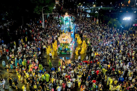 Hàng nghìn người đội mưa hòa nhịp Carnival “Ánh dương bất tận” trên phố Nghệ An