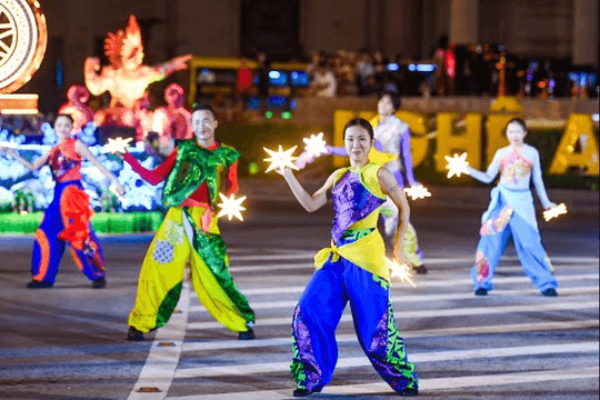 Người dân xứ Nghệ che ô, mặc áo mưa "cháy" hết mình cùng đại tiệc Carnival
