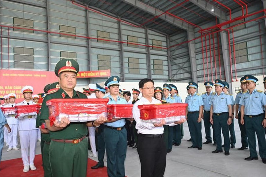 Đưa 7.104 mẫu sinh phẩm hài cốt liệt sĩ từ TP Hồ Chí Minh ra Hà Nội giám định ADN