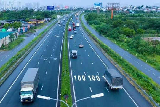 Từ 27/8/2026 bắt đầu xử phạt lỗi không giữ khoảng cách an toàn