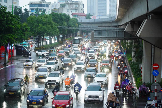 Miền Bắc mưa dông rải rác, Trung Bộ có nơi trên 38 độ C