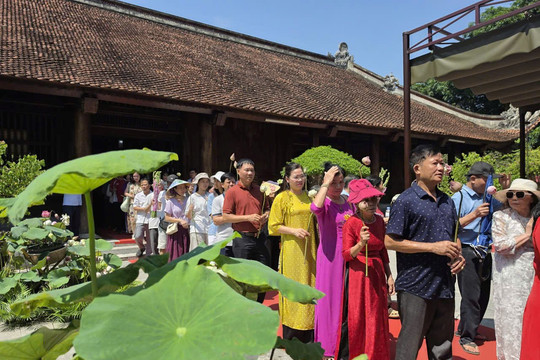 Ngày Quốc khánh, dòng người về Kim Liên dâng hương tưởng nhớ Bác Hồ