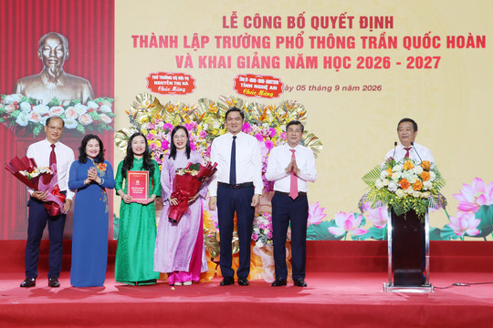 Thứ trưởng Nguyễn Thị Hà dự lễ khai giảng năm học đầu tiên của Trường Phổ thông Trần Quốc Hoàn tại Nghệ An