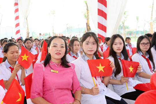 Hà Tĩnh náo nức ngày khai trường, khánh thành hai trường nội trú vùng biên