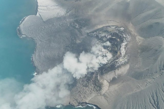 Núi lửa Anak Krakatau phun trào, tro bụi phát tán rộng tại Indonesia, hoạt động hàng không gián đoạn