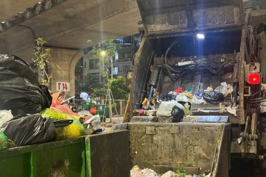 Rác chưa phân loại, gánh nặng dồn lên người thu gom