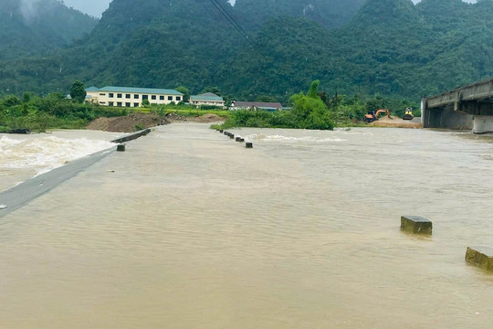 Mưa lớn khiến nhiều cầu tràn ở Nghệ An ngập sâu, giao thông bị chia cắt