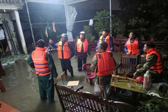 Công an Thanh Hóa giúp người dân vùng lũ di chuyển tài đến nơi an toàn