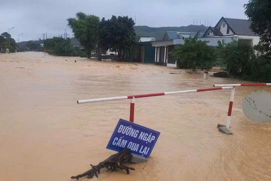 Mưa lớn gây ngập cục bộ, nhiều tuyến giao thông ở Nghệ An bị chia cắt