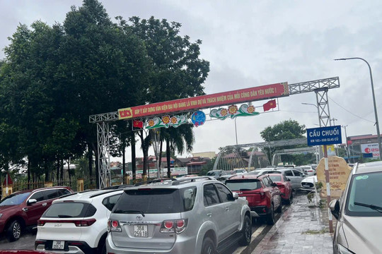 Thanh Hóa: Hàng trăm ô tô được đưa lên cầu Chuối để tránh lũ