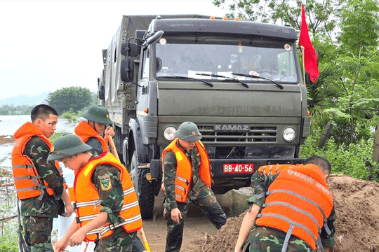 Hàng trăm cán bộ, chiến sĩ Lữ đoàn Xe tăng 201 giúp người dân ứng phó lũ lụt, gia cố sông Bùi