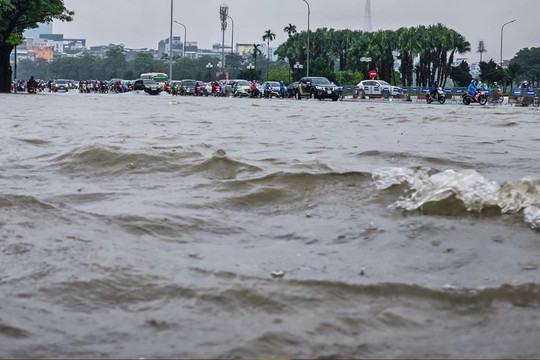 Hà Nội mưa lớn suốt đêm, nhiều tuyến phố ngập sâu, giao thông ùn khó