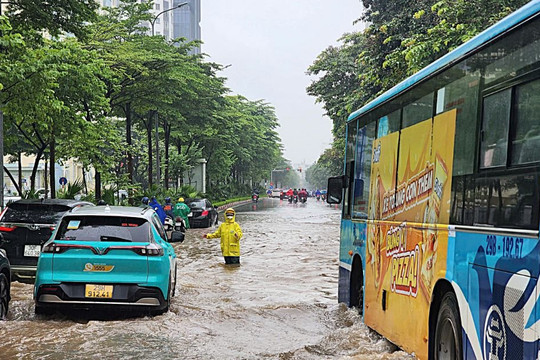 Hà Nội huy động hơn 2.500 người ứng phó ngập úng sau nhiều ngày mưa lớn
