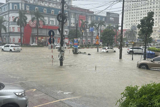 Nghệ An: Mưa lớn kéo dài gây ngập cục bộ nhiều tuyến đường tại đô thị Vinh