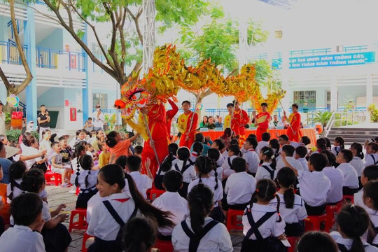 Đem “Trung thu” đến với các cháu thiếu niên, nhi đồng biên giới biển thành phố Hồ Chí Minh