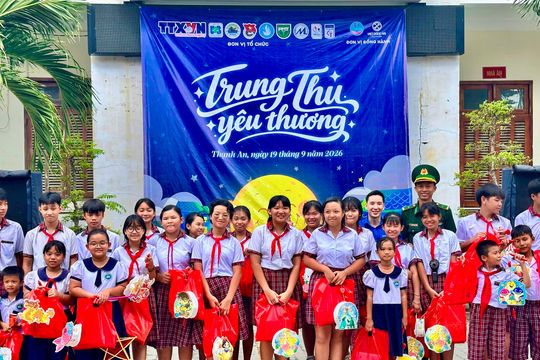 Ấm áp tình quân dân trong chương trình “Trung thu yêu thương”