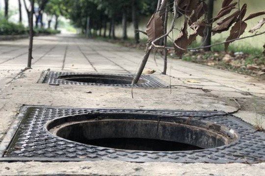 Hà Nội yêu cầu điều tra, xử lý nghiêm nạn trộm cắp nắp hố ga, nắp cống