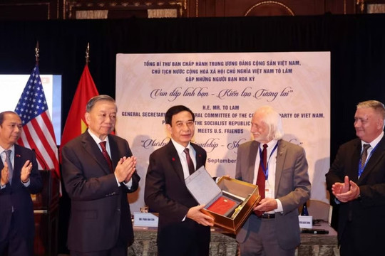 Trường Đại học Texas trao tặng kỷ vật chiến tranh cho Việt Nam